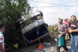 Fındık y&uuml;kl&uuml; kamyon devrildi