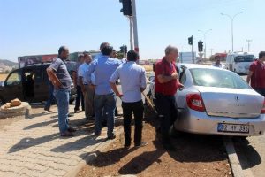 Otomobille hafif ticari ara&ccedil; &ccedil;arpıştı: 4 yaralı