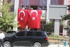 Kayyum atanan Hakkari Belediyesi'ne T&uuml;rk Bayrağı asıldı