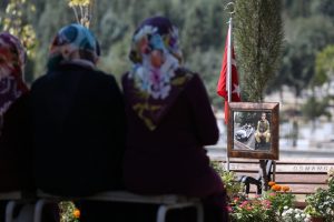 Bursa'da şehitlikte h&uuml;z&uuml;nl&uuml; bayram...