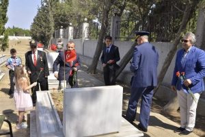 Arife g&uuml;n&uuml; şehitlikler doldu taştı