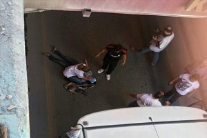T&uuml;nele &ccedil;ıkıp otob&uuml;s&uuml;n &ouml;n&uuml;ne atladı