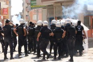 Kayyum atanan belediyelerde gerginlik