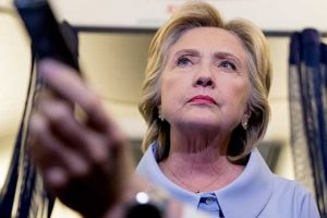 Hillary Clinton hastaneye kaldırıldı