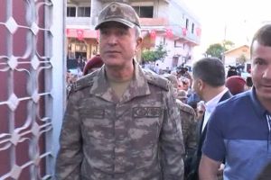 Bayram namazını harekatın başladığı il&ccedil;ede kıldı