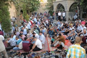 Ter&ouml;rden temizlenen Cizre'de camiler doldu taştı