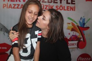 Merve &Ouml;zbey'den şehit kızına &ouml;zel ilgi
