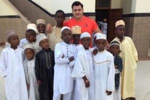 Rıza Kayaalp Zanzibar'da kurban eti dağıttı
