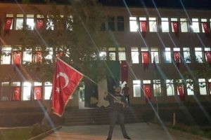 Kayyum olarak atanmıştı, bayraklarla donattı