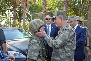 Akar, sınırdaki askerlerle bayramlaştı