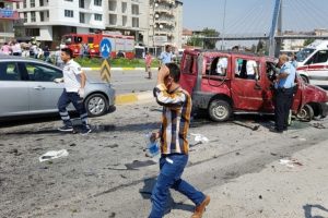 Ara&ccedil; karşı şeride u&ccedil;tu: 1 &ouml;l&uuml;, 7 yaralı