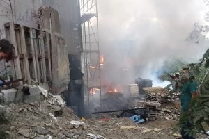 Korkutan yangın: Mahalleli sokağa d&ouml;k&uuml;ld&uuml;