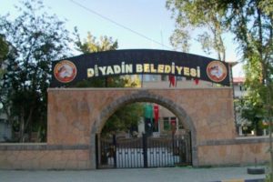 Ağrı Valisi de K&uuml;rt&ccedil;e tabelaya sahip &ccedil;ıktı