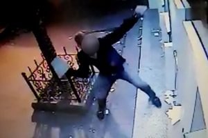 Dolandırılınca hırsını ATM'den aldı