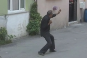 Bursa'da boğaya karate yapan adam sosyal medyada g&uuml;n&uuml;n konusu oldu