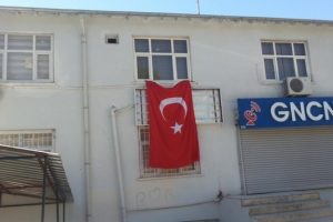 Kayyum, Derik Belediyesi'nin 3 dilli tabelasını kaldırttı