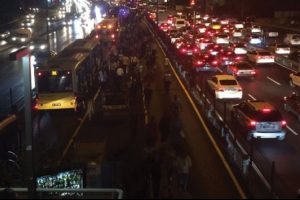 Metrob&uuml;s yolunda kaza!