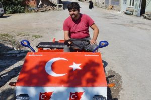 Bursa'da k&ouml;y &ccedil;ocukları i&ccedil;in al bayraklı yerli otomobil yaptı