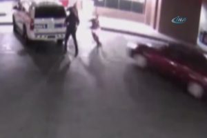 &Ouml;nce polislerin arasına sonra mağazaya daldı