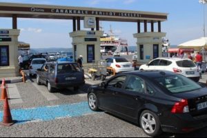 Tatilciler d&ouml;n&uuml;ş yoluna erken d&uuml;şt&uuml;