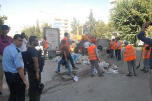 Batman'da &ccedil;&ouml;pler polis eşliğinde toplanıyor