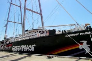Greenpeace'in efsane gemisi &Ccedil;eşme'ye demirledi