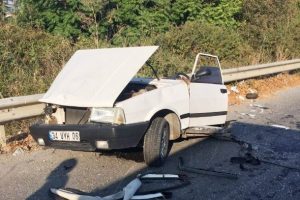 Otomobil ortadan ikiye b&ouml;l&uuml;nd&uuml;!