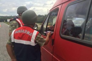 Jandarma s&uuml;r&uuml;c&uuml;lerin bayramlarını kutladı