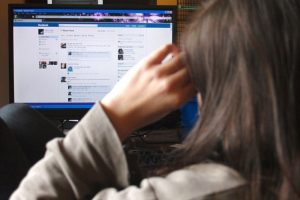 Ailesini Facebook fotoğrafları y&uuml;z&uuml;nden mahkemeye verdi