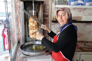 Bursa'da elinin hamuruyla d&ouml;nerci ustası oldu