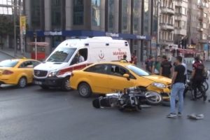 Yunus ekibi kaza yaptı: 2 polis yaralı