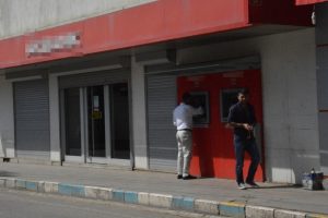 Cezaevinden izinli &ccedil;ıktı, banka soyarken yakalandı