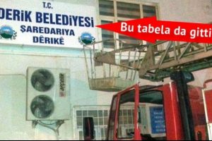 Derik Belediyesi'nin tabelası yeniden 3 dilli olarak asıldı