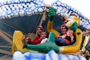 Bursalı &ccedil;ocuklar bayram har&ccedil;lıklarını lunaparkta harcadı