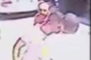 Zihinsel engelliyi d&ouml;v&uuml;p, burnunu kıran g&uuml;venlik kamerasında