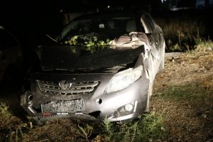 Otomobil piknik yapan aileye &ccedil;arptı: 2 &ouml;l&uuml;