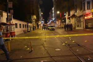 Beyoğlu'nda silahlı kavga: 3 yaralı
