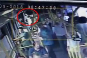 Şort giydi diye hemşire otob&uuml;ste saldırıya uğradı