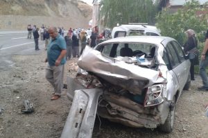 TIR park halindeki 5 araca &ccedil;arptı
