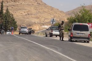 Yol kesen ter&ouml;ristler sivil aracı taradı