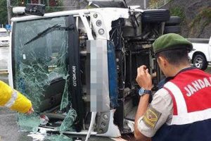 Yolcu otob&uuml;s&uuml; yan yattı: 24 yaralı