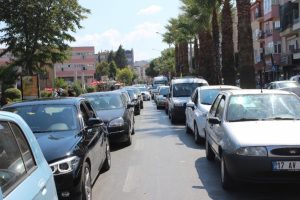 Tatilciler feribot kuyruğuna takıldı