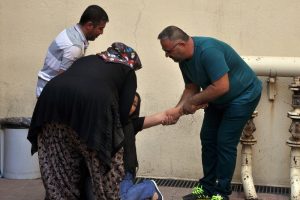 16 yaşındaki liseli evinin &ouml;n&uuml;nde &ouml;l&uuml; bulundu