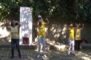 &Ccedil;in Konsolosluğu &ouml;n&uuml;nde yogalı protesto