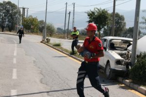 İtfaiye erinin kucağında ambulansa g&ouml;t&uuml;r&uuml;ld&uuml;