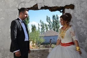 Yıkıntılar arasında d&uuml;ğ&uuml;n