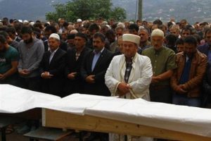 Karadeniz'de boğulan 3 kardeş toprağa verildi