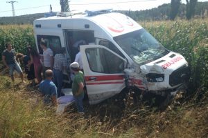 Hasta taşıyan ambulans kaza yaptı: 5 yaralı