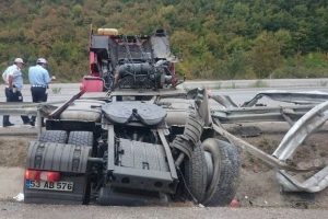 Tır bariyere &ccedil;arpıp devrildi: 1 yaralı