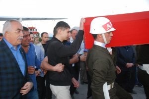 Babasını g&ouml;zyaşlarıyla karşıladı